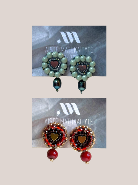 Rankomis siuvinėti auskarai su širdelėmis