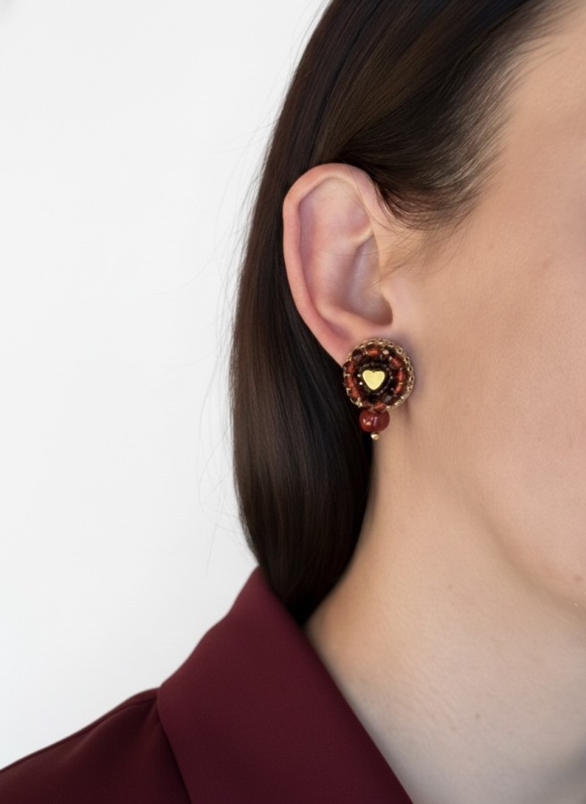 Rankomis siuvinėti auskarai su širdelėmis