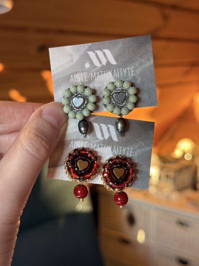 Rankomis siuvinėti auskarai su širdelėmis