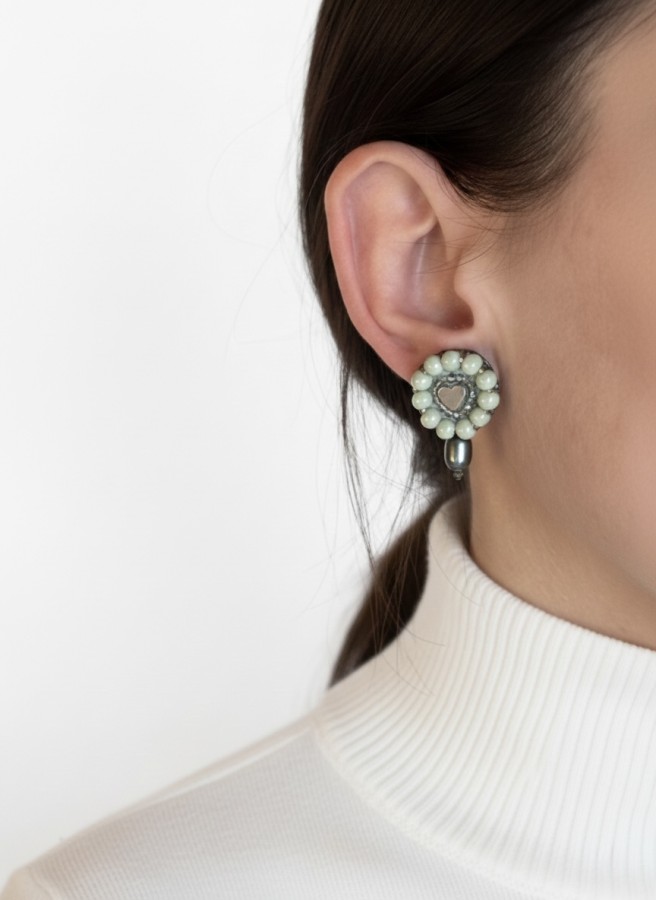 Rankomis siuvinėti auskarai su širdelėmis