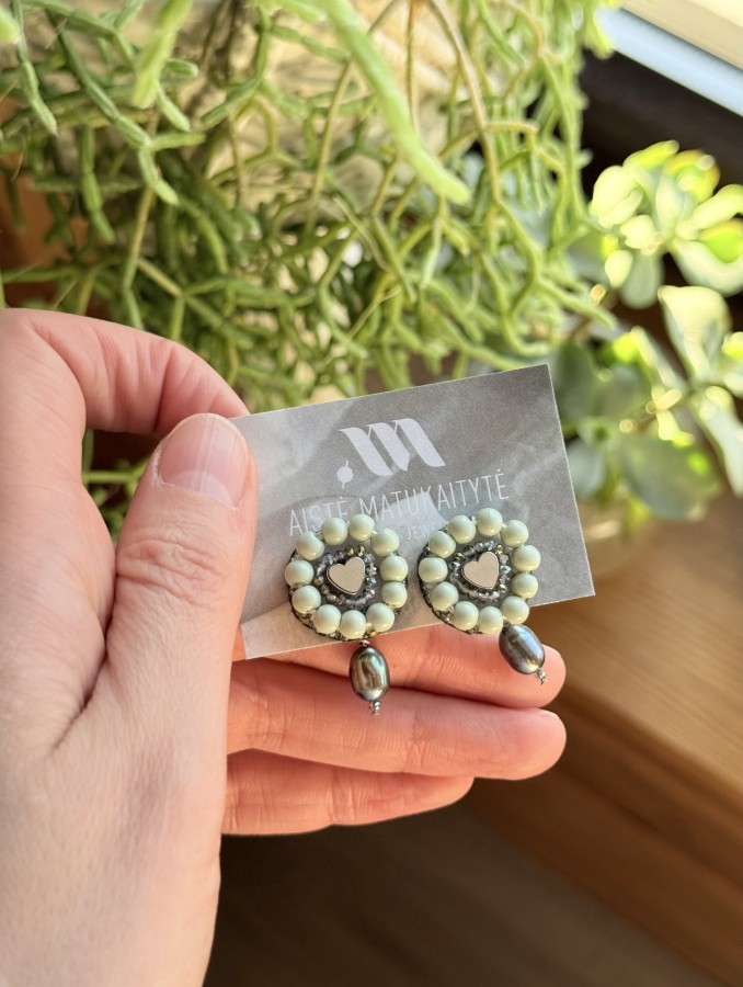 Rankomis siuvinėti auskarai su širdelėmis