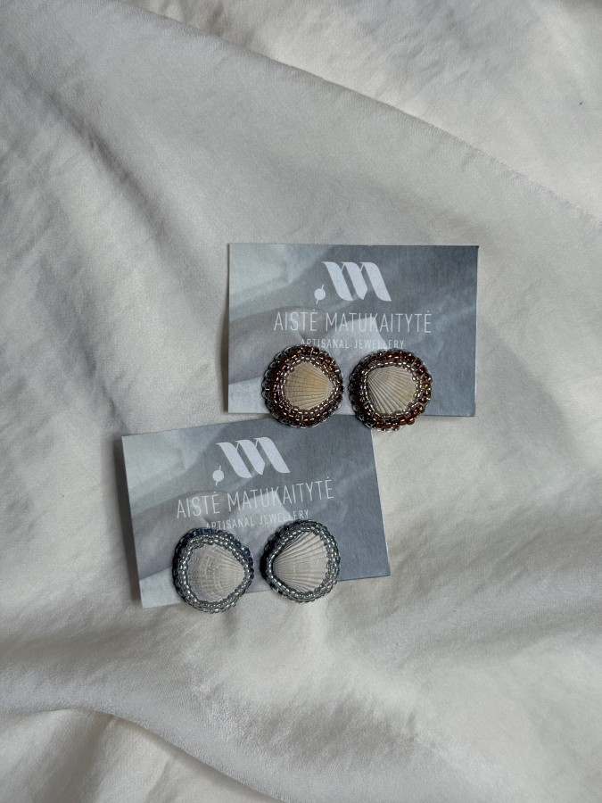 Rankų darbo auskarai su natūraliomis kriauklėmis