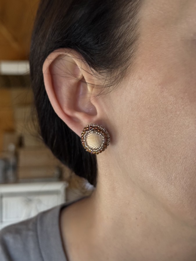 Rankų darbo auskarai su natūraliomis kriauklėmis