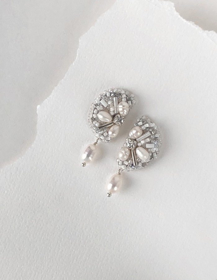 Baltų perlų pusmėnulio formos auskarai 